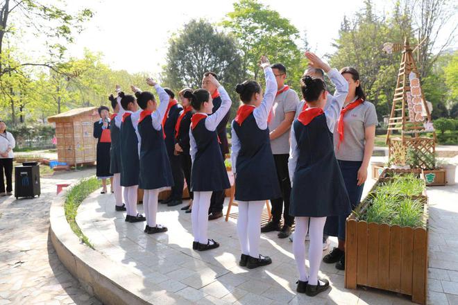 Dingtian Jinong donates nutritional fertilizers to Yangling High tech Primary School and continues to promote the Small Farmer Plan(图2)