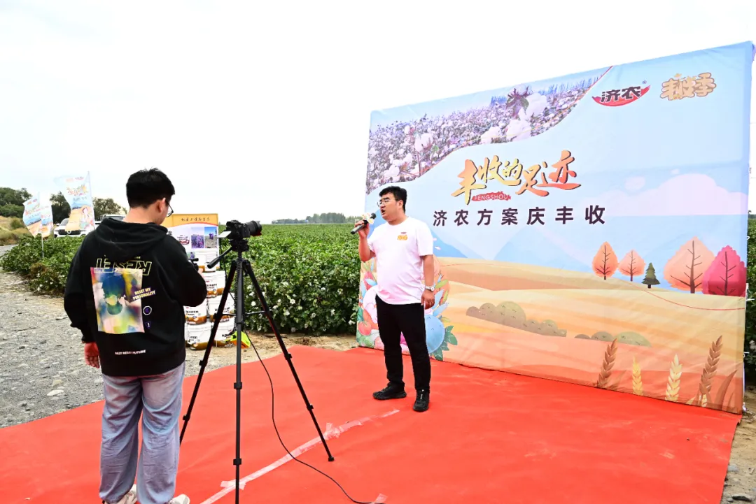 Three days, crossing thousands of miles between two places, 'Footprints of Agriculture and Harvest' enter Xinjiang